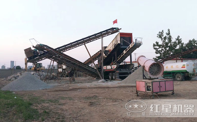 移动破碎机加工矿渣现场