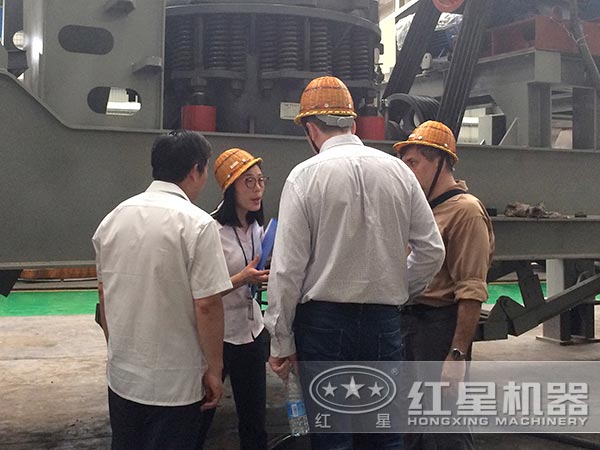 河北时产100方石料移动破碎机多少钱一台，能出多大料？