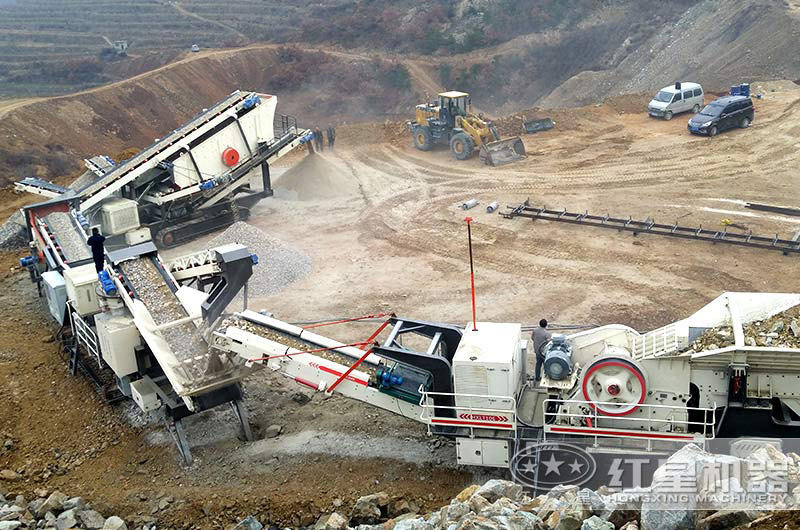 多台移动小型碎石机联合作业现场